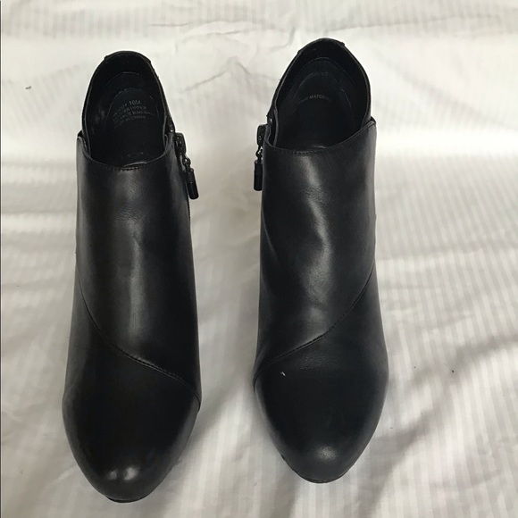 Woman’s size 10 Me Too black booties - Picture 2 of 4